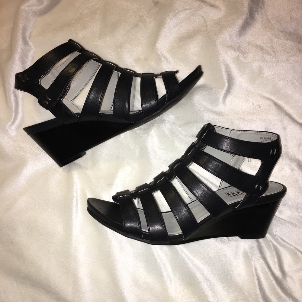 New Cliffs by White Mountain sandals